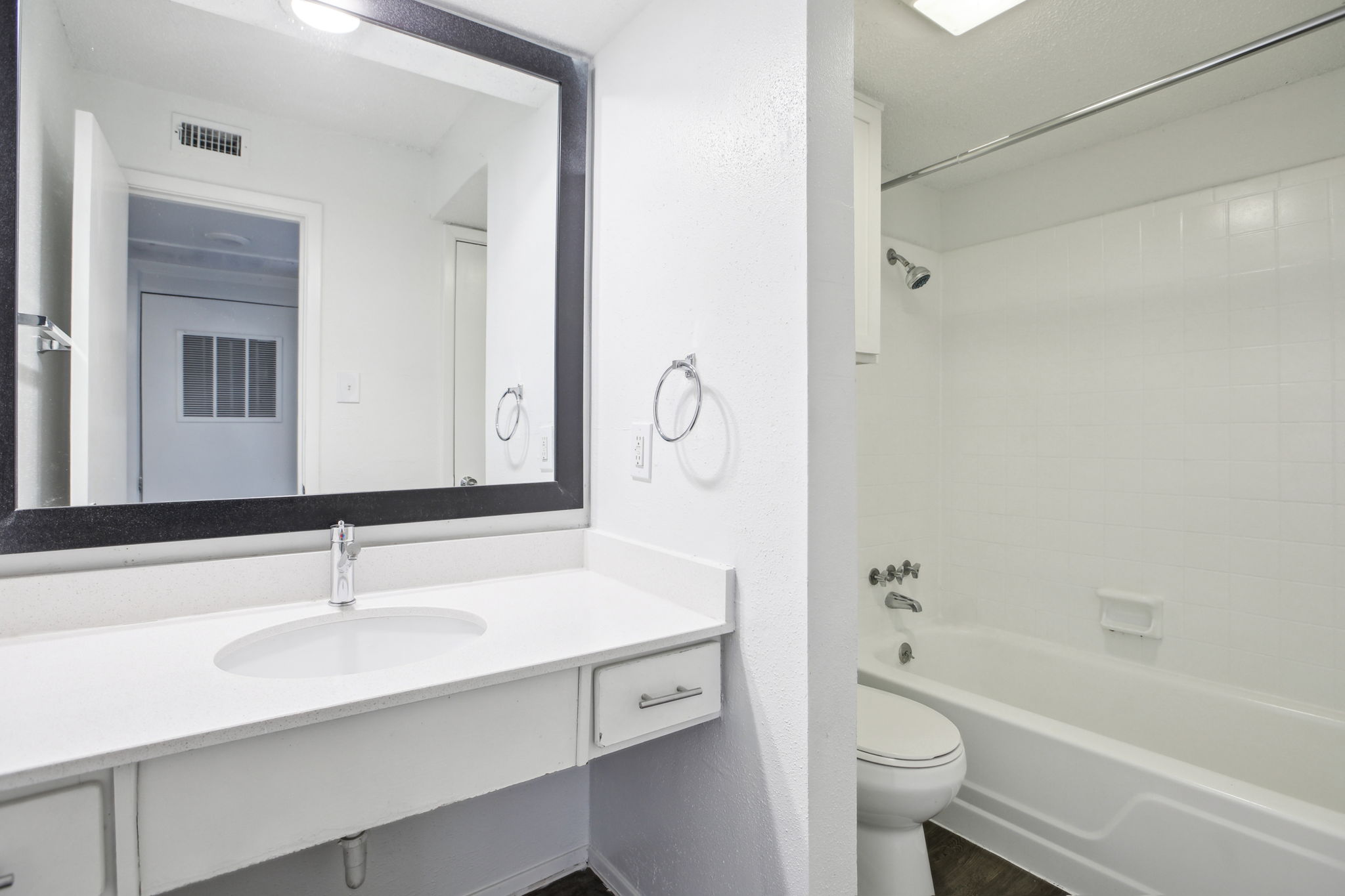Jewel Apartment Homes Image 5